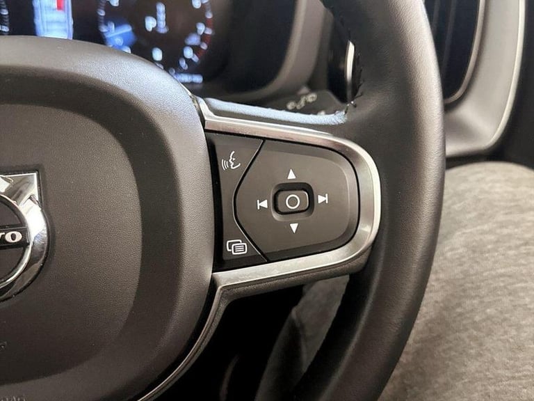 2020 Volvo XC60 2.0 B5 MHEV Momentum Auto Euro 6 (s/s) 5dr Automatic SUV Hybrid Automatic