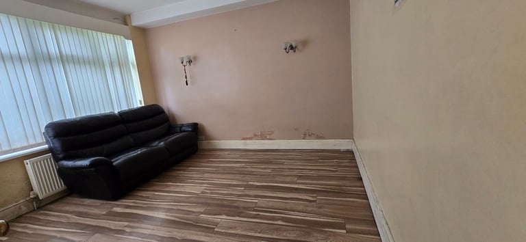 3 bedrooms Fully Refurbished House to Rent. 