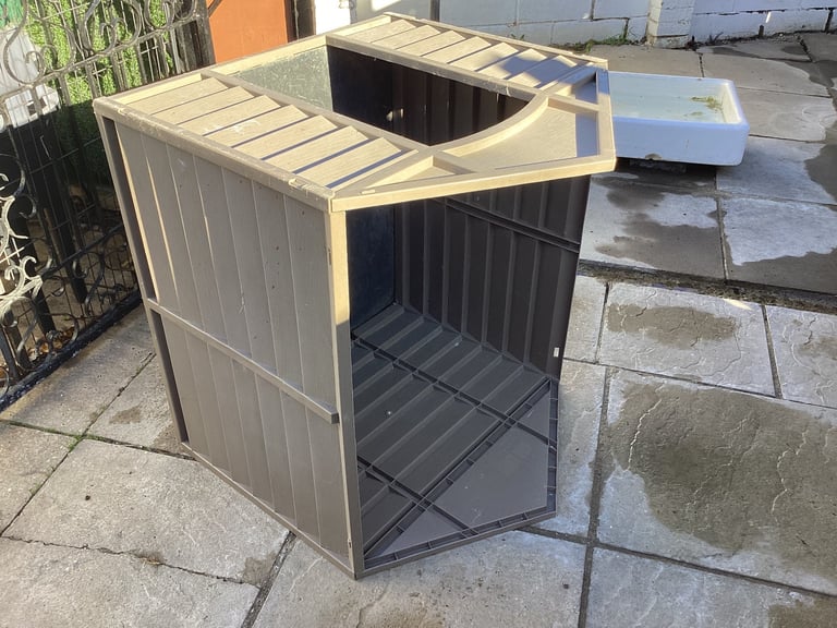 Dog kennel 