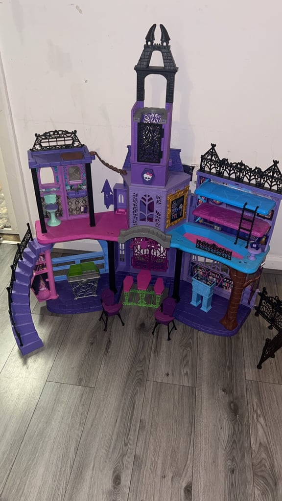 Monster high dolls house 