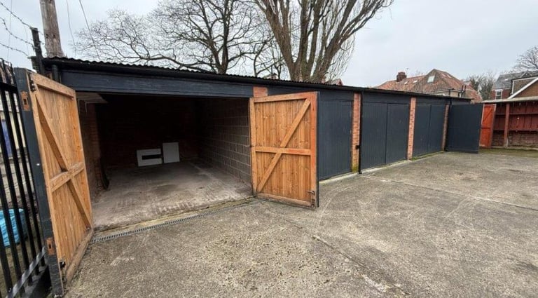 Main Workspace / Workshop / 3 Individual Garages Storage Unit Available 