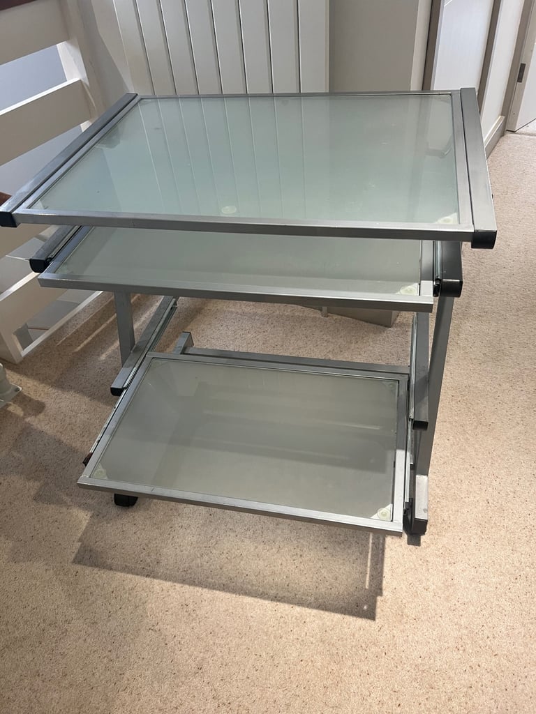 Compact computer desk 