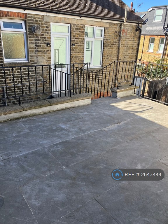 3 bedroom flat in Kings Road, Kingston, KT2 (3 bed) (#2643444)