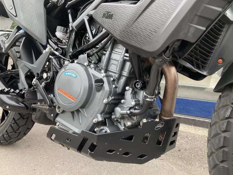 KTM 390 ADVENTURE - 2021 - STUNNING BIKE - ALLOY BASH PLATE - PEGS - BARKBUSTERS