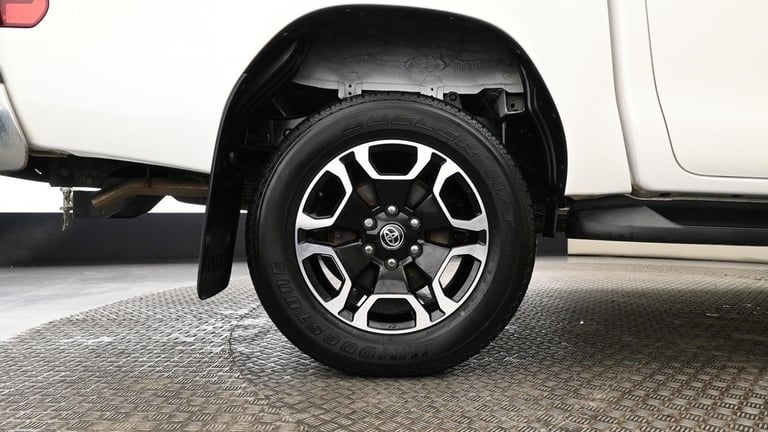 2024 Toyota Hilux 2.8 D-4D Invincible Pickup Double Cab 4dr Diesel Auto 4WD Euro 6 (s/s) (204 Pic...