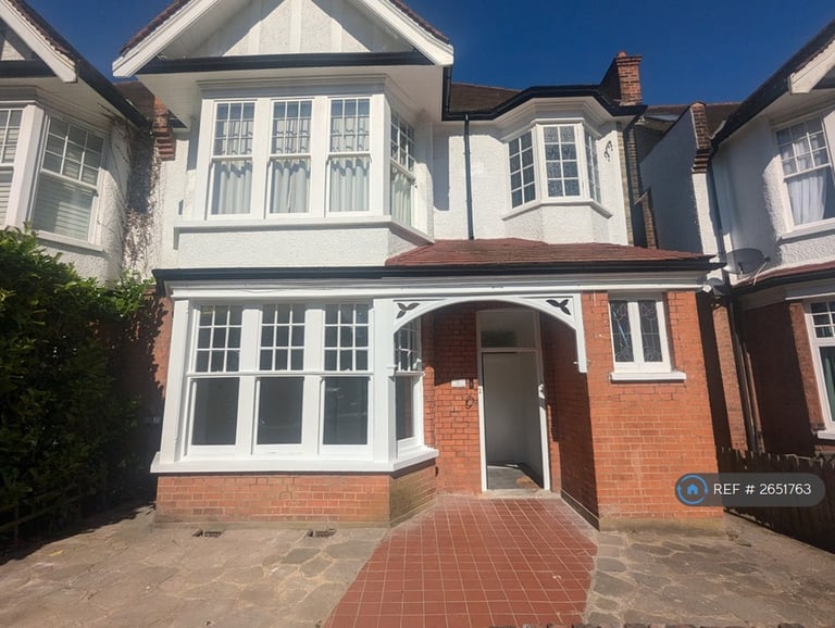 image for 2 bedroom flat in Avondale Avenue, London, N12 (2 bed) (#2651763)