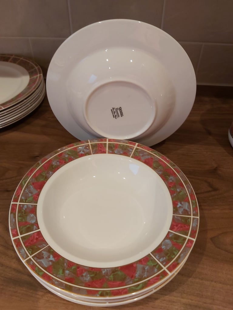 FINE BONE CHINA - 8 PLACE DINNER SET & EXTRAS
