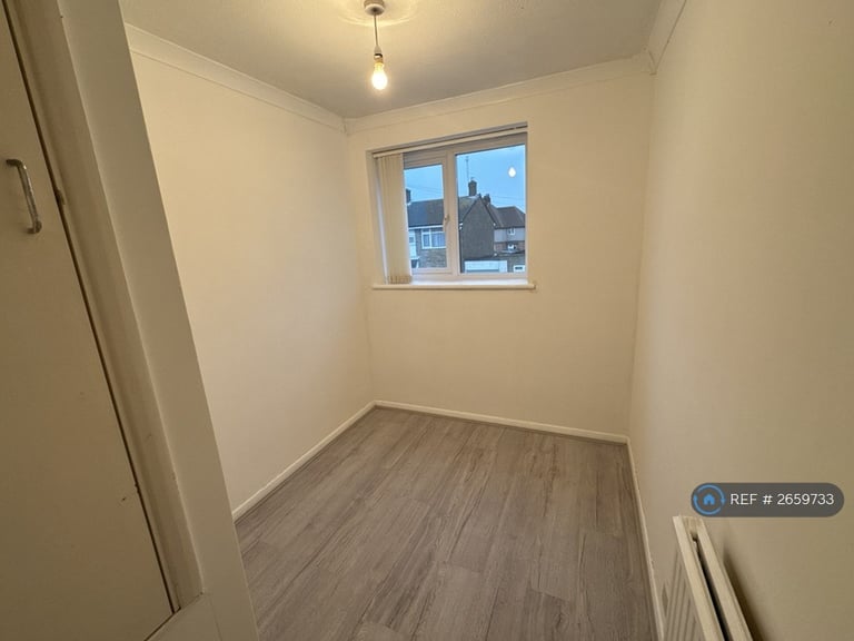 3 bedroom house in Spindles, Tilbury, RM18 (3 bed) (#2659733)