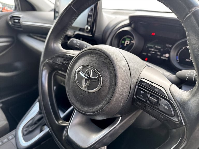  Toyota Yaris VVT-h Design Hatchback HYBRID Automatic