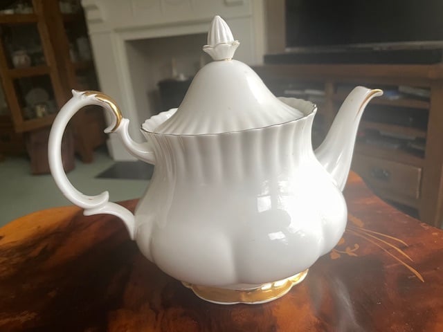 image for Royal Albert gold leaf teapot