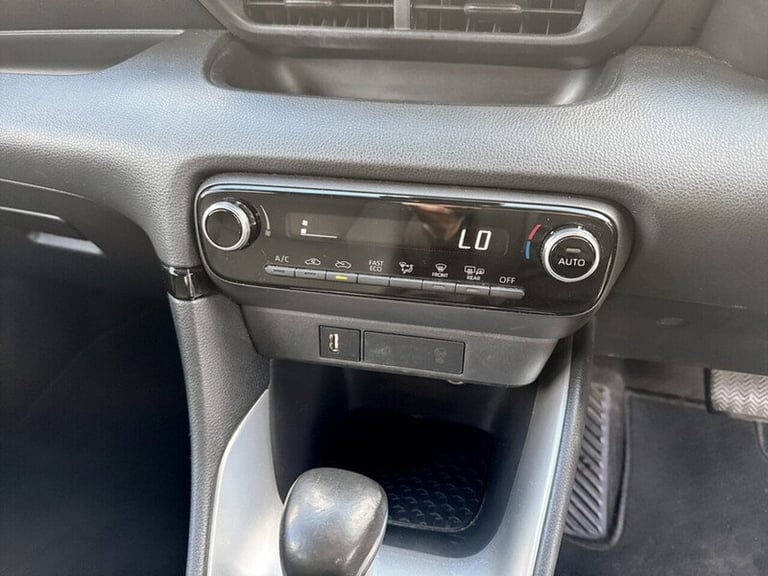  Toyota Yaris VVT-h Design Hatchback HYBRID Automatic