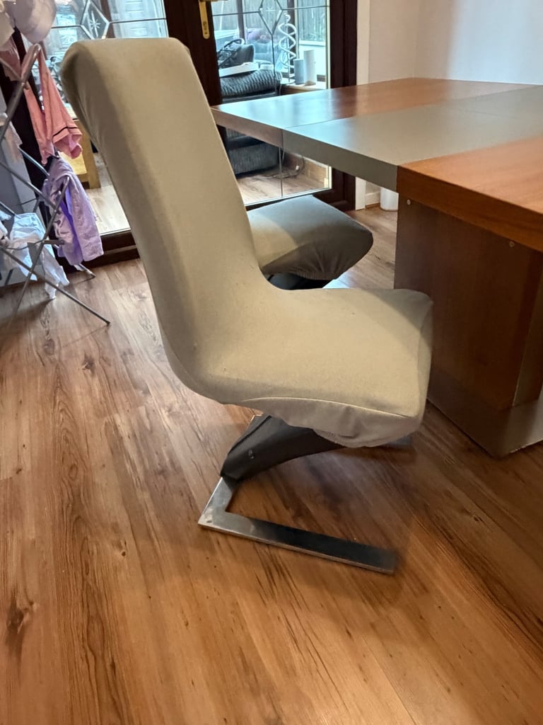 Extendable 4-8 People Dining table and 4 chairs