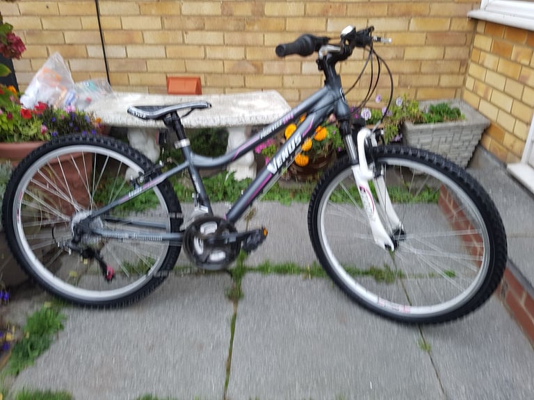 GIRLS 24" WHEEL FRONT SUSPENSION BIKE IN GOOD WORKING ORDER AGE 8+