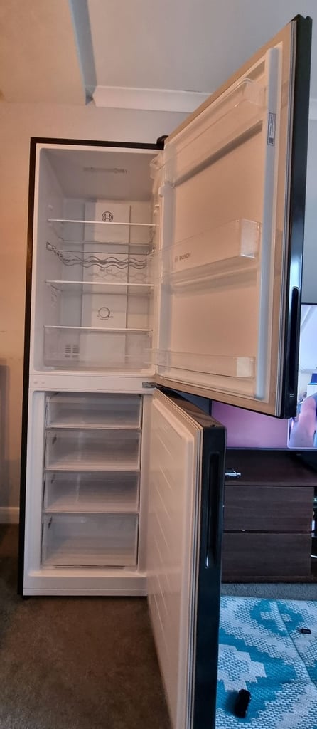 BOSCH fridge freezer -50/50 Defrosting (fully automatic no frost system)