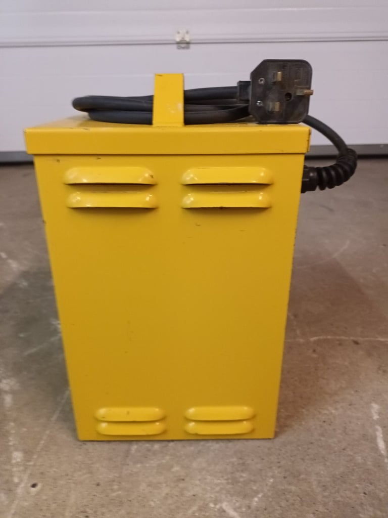 3kVa Heavy Duty Transformer - 240v to 110v - Defender E205062 - in very good condition