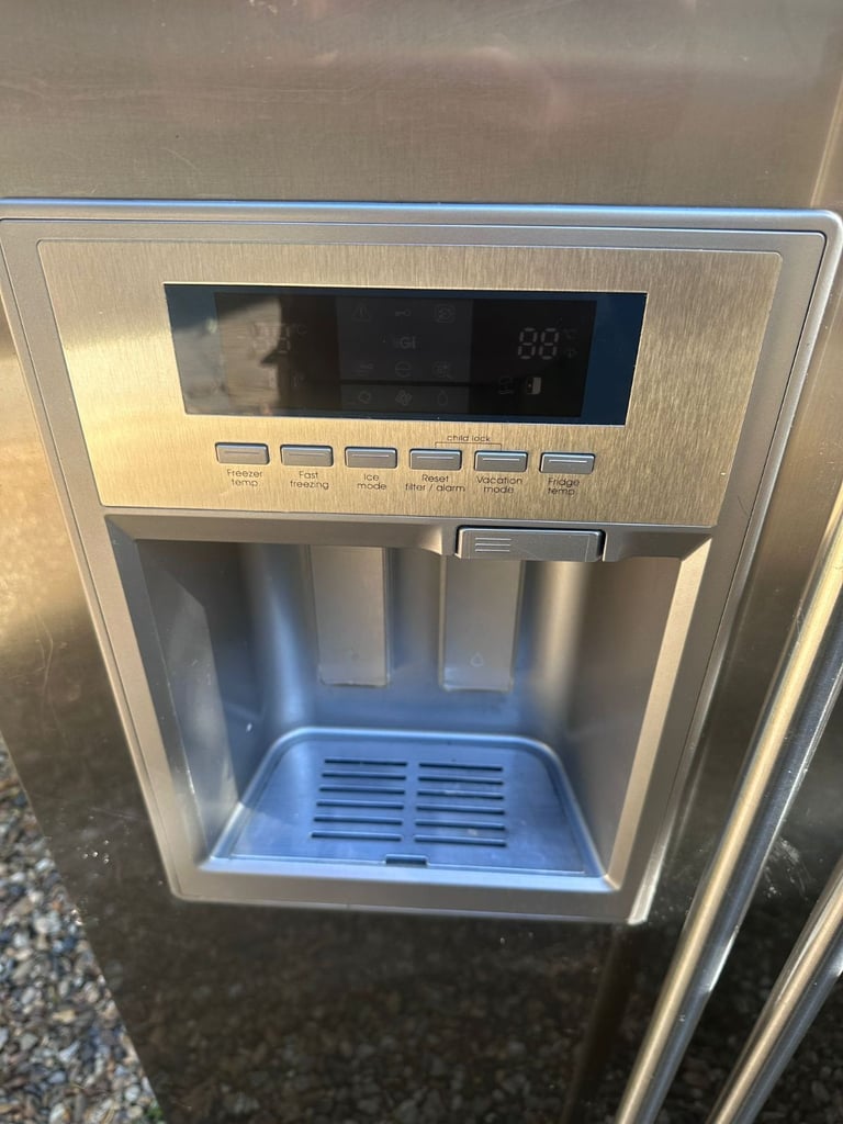image for Samsung American fridge freezer with water and ice dispenser for £230