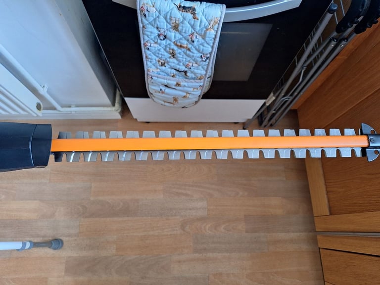 20v WORX extendable hedge trimmer 