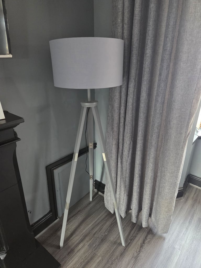 image for tripod lamp