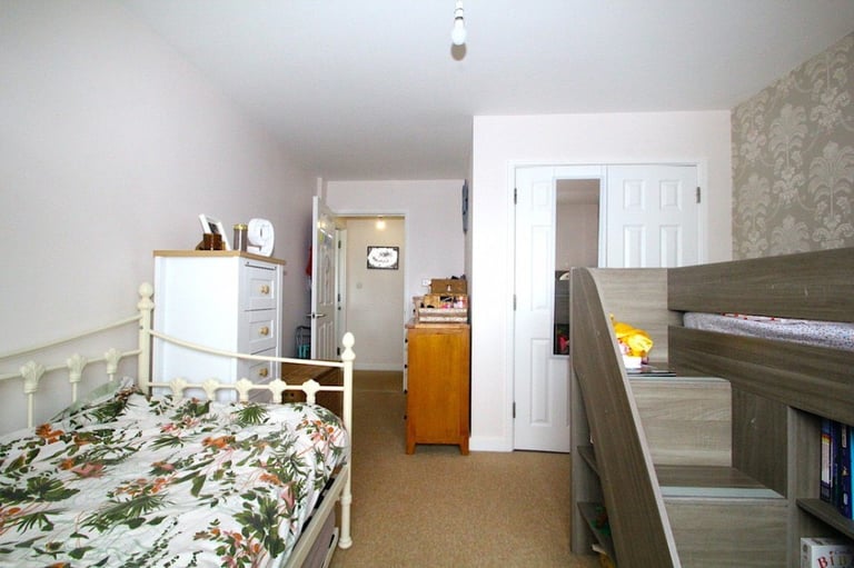 Hane Estate Agents offer a 1 bedroom 2nd floor flat within a modern block with lift access