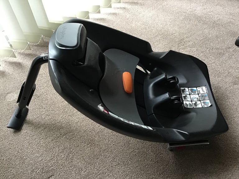 Cybex Cloud Q Car Seat in Dessert Khaki colour and isoFix base