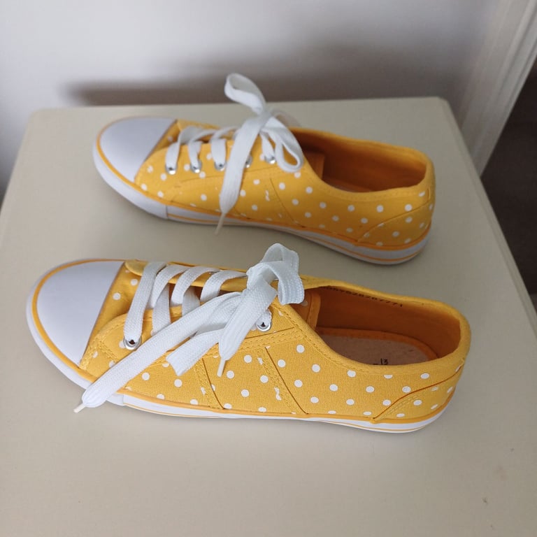 image for Yellow/white canvas pumps - size 6