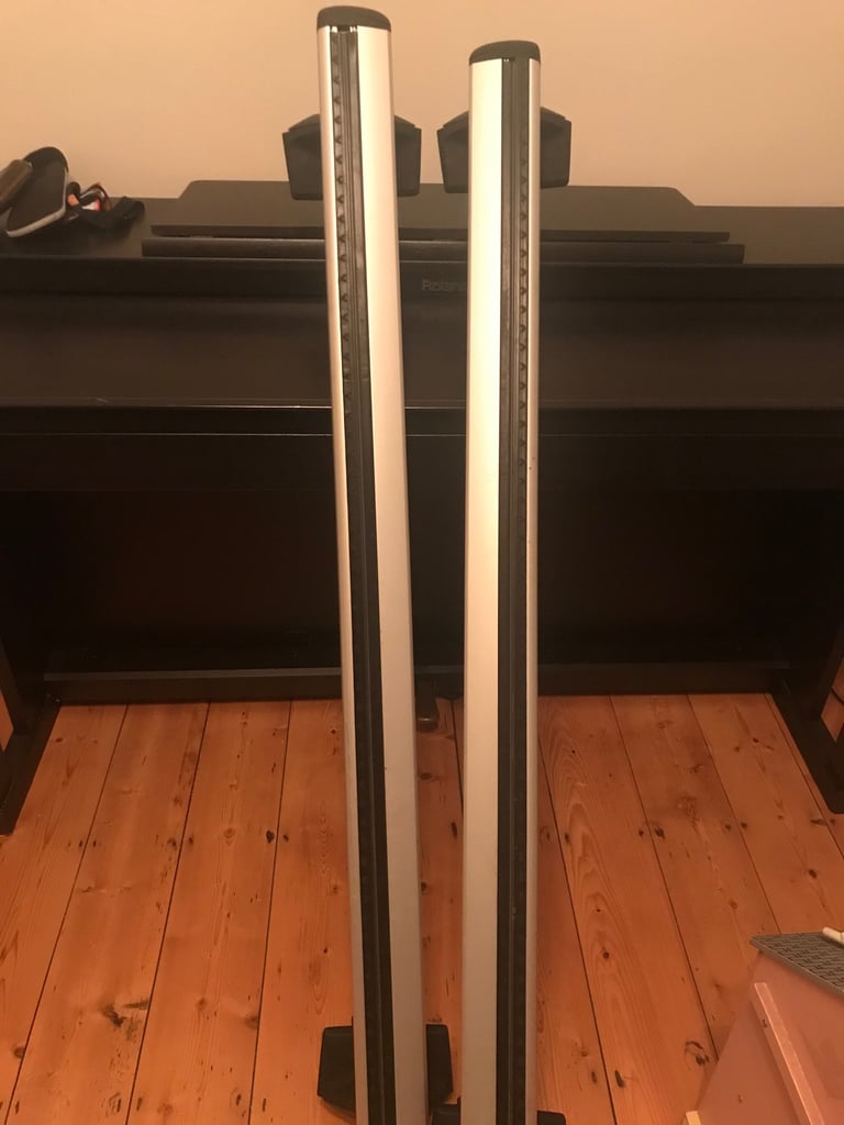 Thule Roof bar and fixings package 