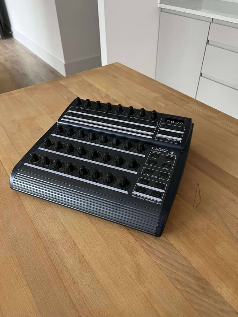 Behringer BCR2000 – USB/MIDI Rotary Controller