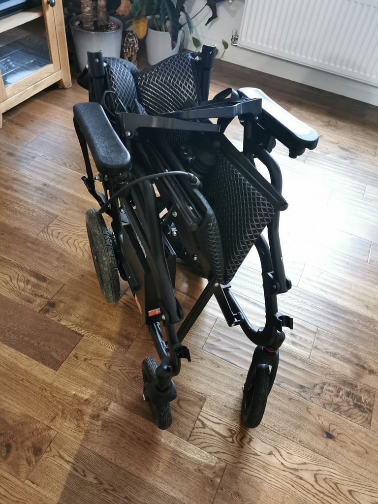 Electric folding wheelchair 