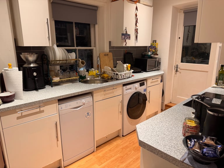 Spacious Single Room with Extra Wardrobe Space – All Bills Included – Streatham Hill