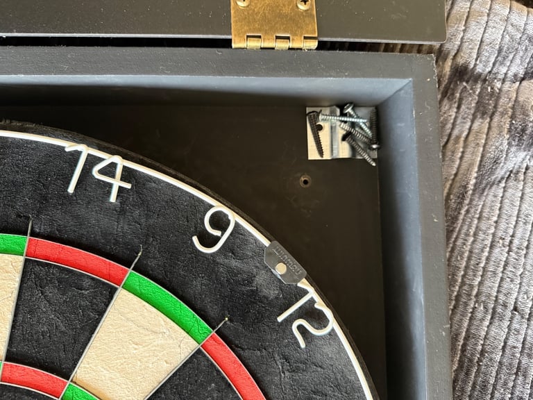 Windau Blade 6 Championship Dart Board, cabinet and darts set