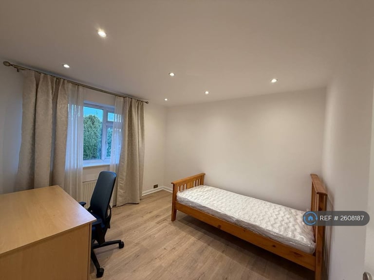 2 bedroom flat in Argyle Road, London, W13 (2 bed) (#2608187)