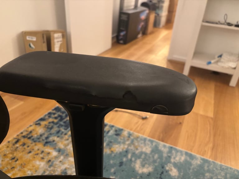 Secretlab TITAN 2020 Gaming Chair… Excellent Condition, Minor Armrest Wear
