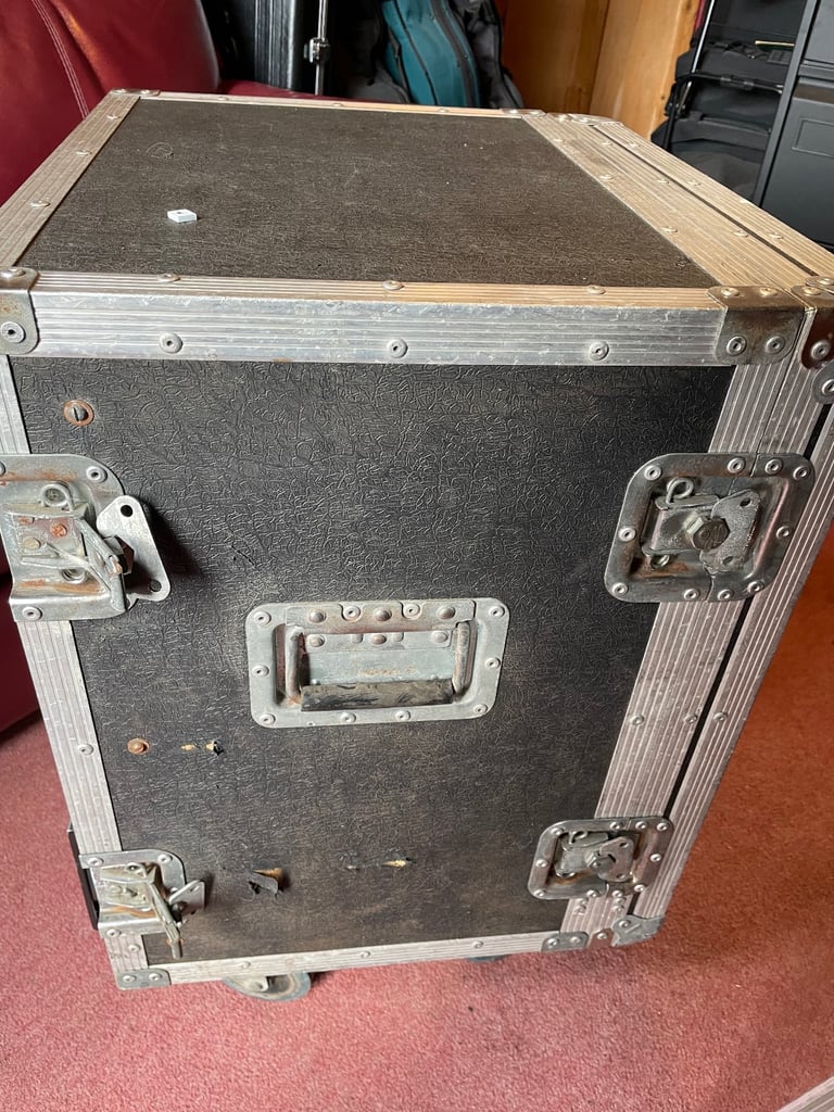Wheeled flight case with carlsbro cp1000 amp and leads