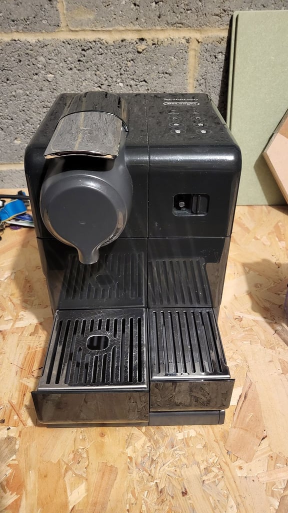 Delonghi Nespresso pod coffee machine EN560.B