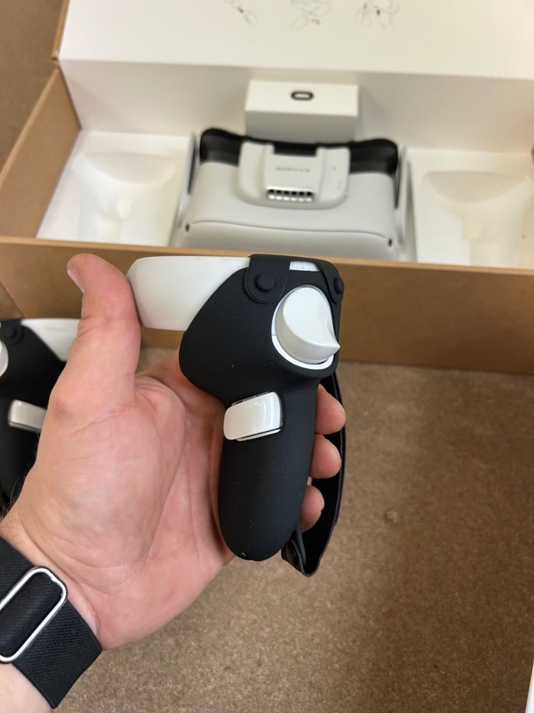 Quest 2 Oculus OG VR HMD Meta with Extras