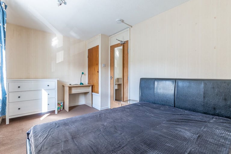  Fantastic, 3 bedroom, HMO flat over two levels, near the Pleasance – available NOW