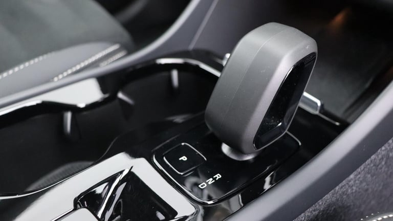 2025 Volvo XC40 B4 (P) Ultra Dark (Sunroof, Pilot Assist, 21' Alloys, BLIS) ESTATE Petrol/Electri...