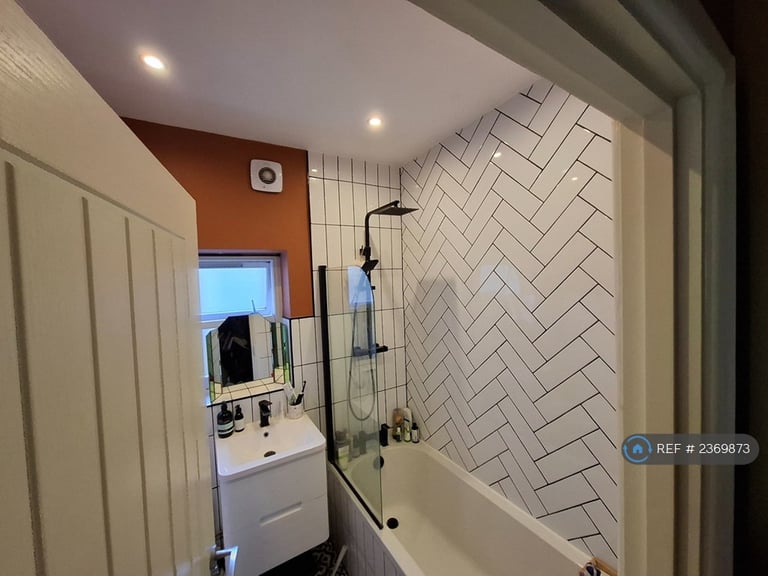 1 bedroom flat in Norman Road, London, E11 (1 bed) (#2369873)