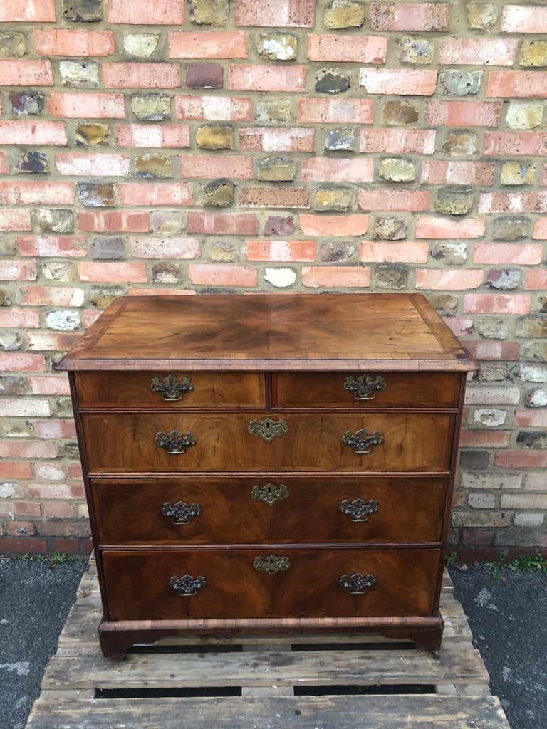 Antique 18th century Queen Ann Walnut chest of drawers 