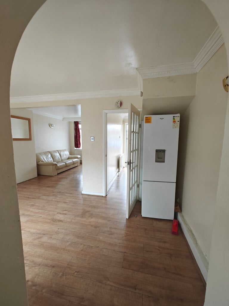 BEAUTIFUL 3 BEDROOM HOSUE TO RENT IN FELTHAM