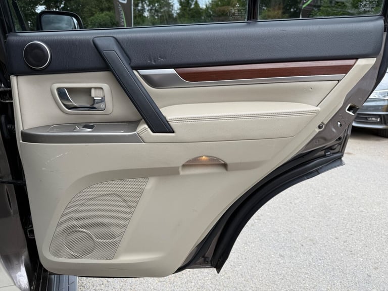 2013 Mitsubishi Shogun 3.2 DI-DC [197] SG3 5dr Auto ESTATE DIESEL Automatic