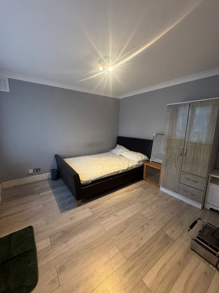 Double Rooms & single rooms available for rent 