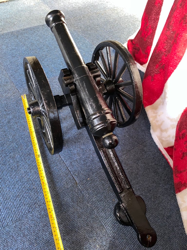 Cannon , Cast Iron.  Lovely ornament. Measurements in photos. 10kg