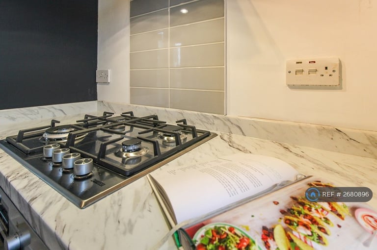 2 bedroom flat in Arundel Court, Nottingham, NG3 (2 bed) (#2680896)