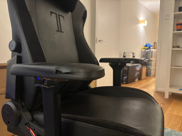Secretlab TITAN 2020 Gaming Chair… Excellent Condition, Minor Armrest Wear