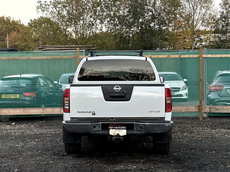 2013 Nissan Navara 3.0 dCi V6 Outlaw 4WD Diesel 4-Door Diesel