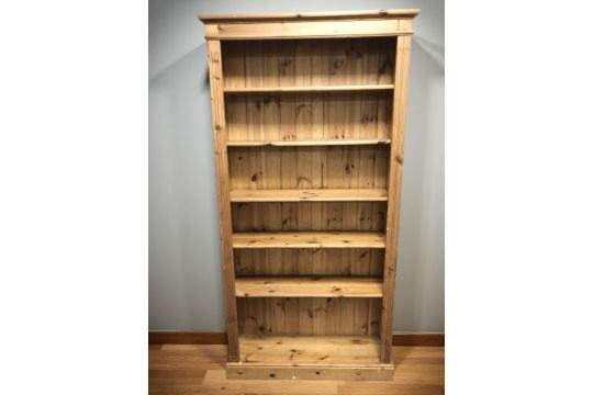 image for EXPENSIVE TALL PINE BOOKCASE IN BEAUTIFUL CONDITION WITH ADJUSTABLE SHELVES 191 cm x 97 cm x 29 cm