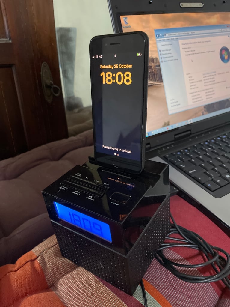 Apple iPhone SE 2nd gen. 2020 64GB unlocked black mobile phone with plenty of extras