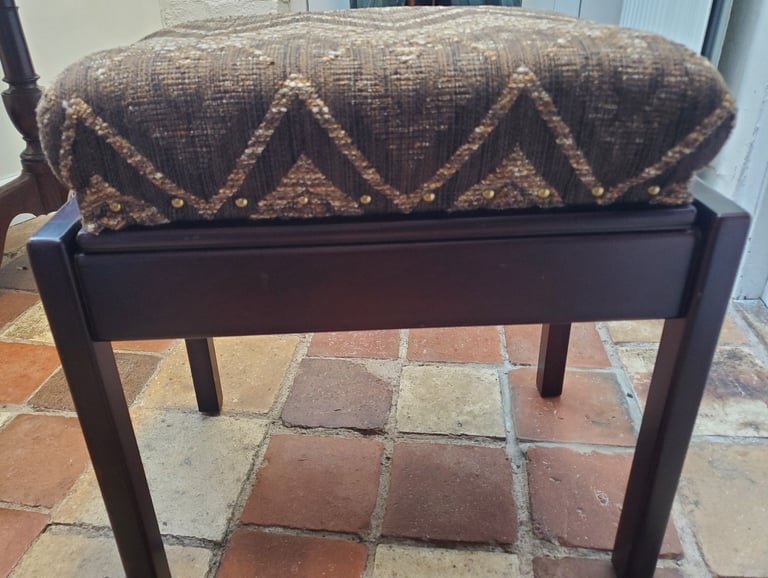 Piano stool, adjustable height