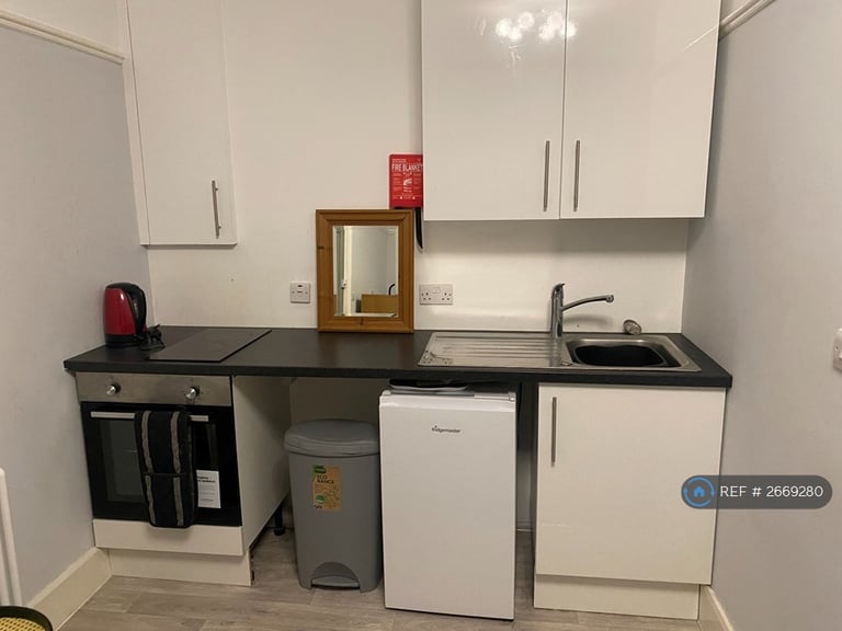 Studio flat in Waterden Road, Guildford, GU1 (#2669280)